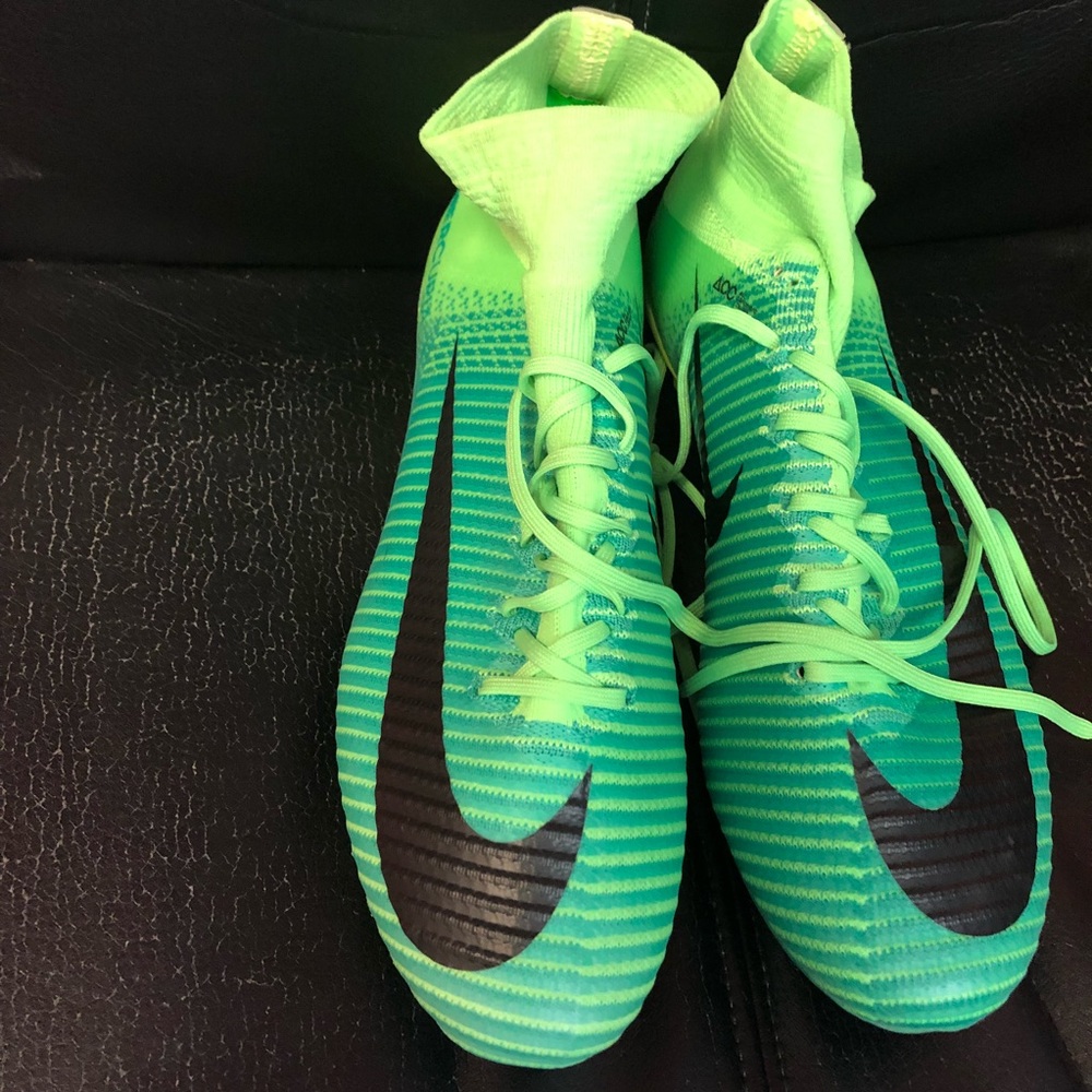 Nike play soccer shoes